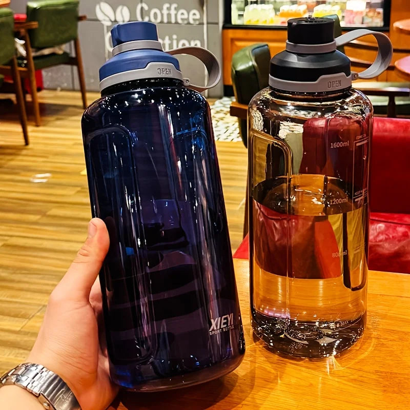 Large-capacity portable water bottle, made of high-transparency, drop-resistant PC material, with a leak-proof handle. Merch Eternally